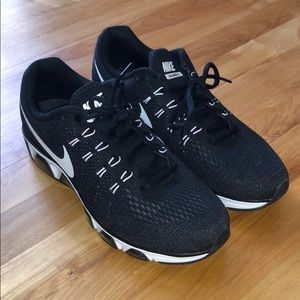 Nike Tailwind 8 black tennis shoes